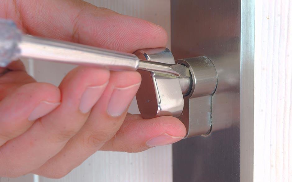 comment changer un verrou de porte Épône